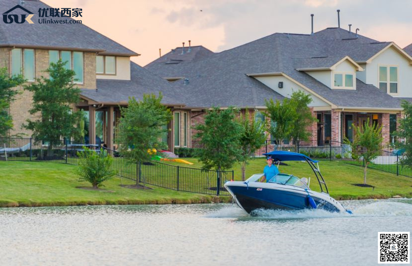 boat-behind-house.jpg